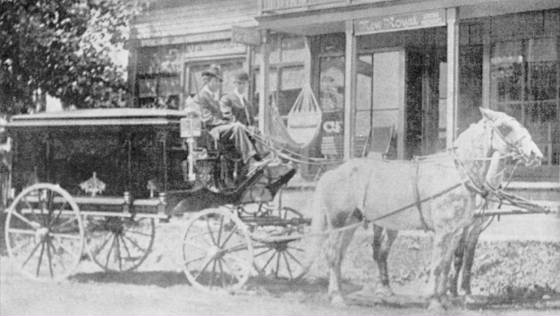 CharlesBentonHearse-LawrenceMerrick-driver1903.jpg