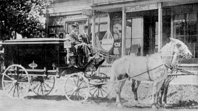 charlesbenton-hearse-lawrencemerrickdriver1903.jpg