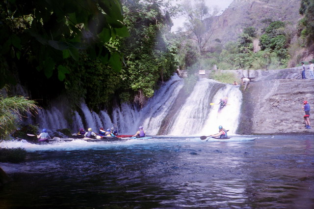 Bruce Berman,
Peter Brandriss, Mike Gatons, Trevor Heberlein, Ben Lockhart, Sally Love,
Tom McEwan, Cindy Rupert, Don Shelters, John Weld, Vicki Windisch,
and Ricardo Lugo at the put-in, Actopan River, Veracruz, Mexico