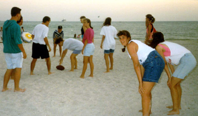 ythgrp-fl-frisbeeonbch-400x235lvautoq10copy.jpg
