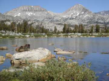 Davis Peak behind Davis Lake