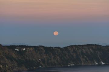 Moon set at sunrise, from Cloud Cap viewpoint over Crater Lake