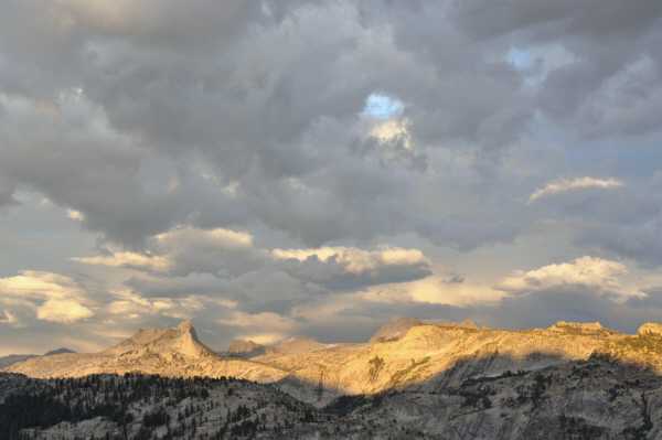 Looking east, a classic Sierra sunset begins...
