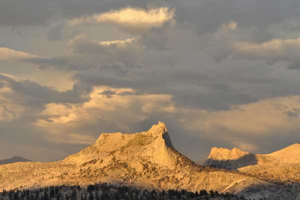 Looking east, a classic Sierra sunset begins...