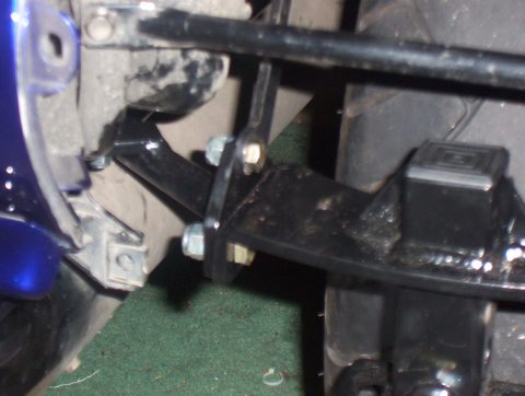 vertical_struts_Bushtec_hitch_installation_001.jpg