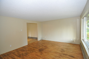 16824livingtokitchendoorway.jpg