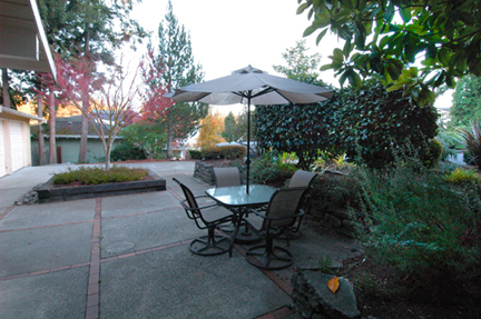 17912frontpatio.jpg