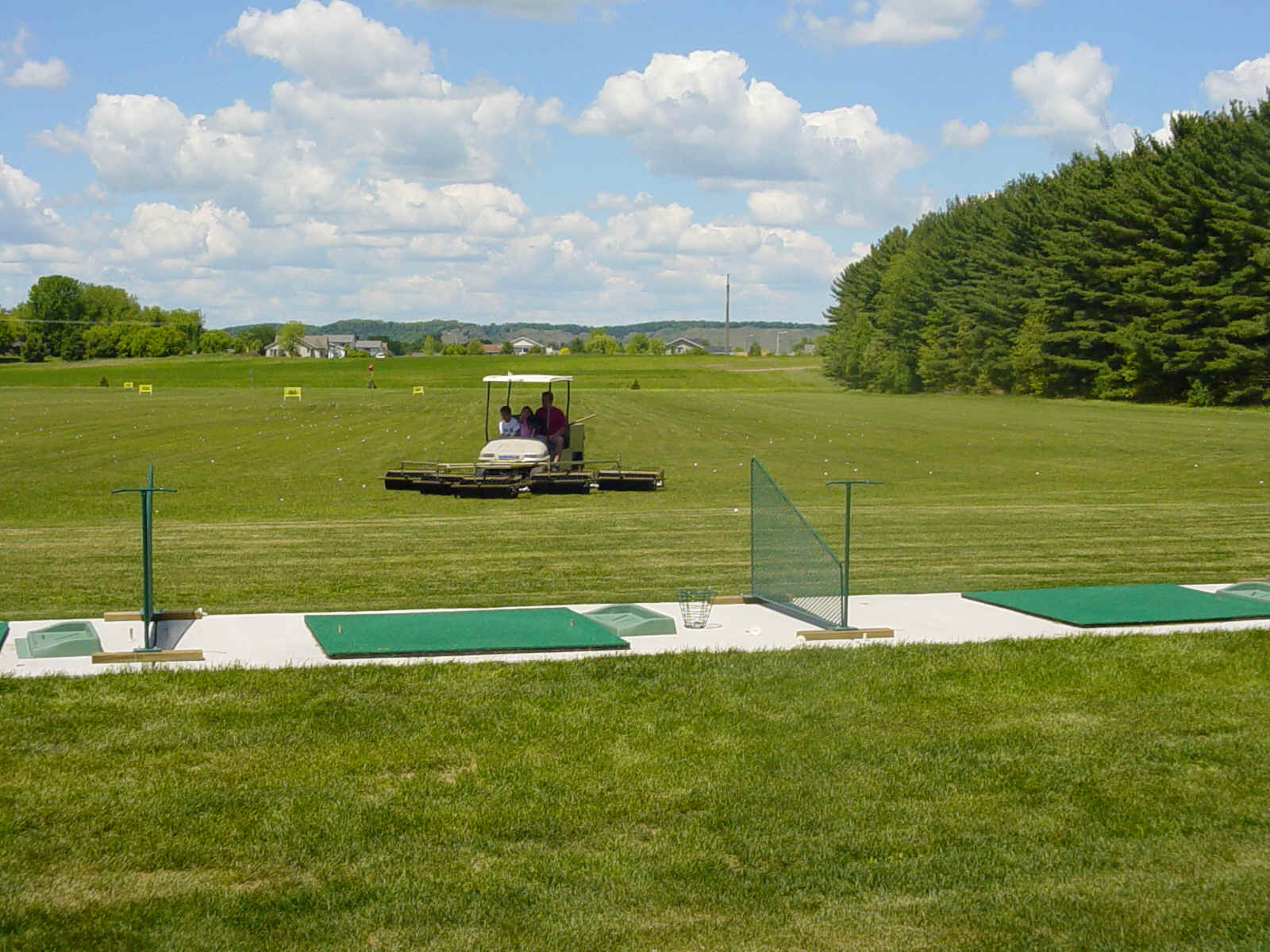 dr7 picking balls.JPG (883899 bytes)