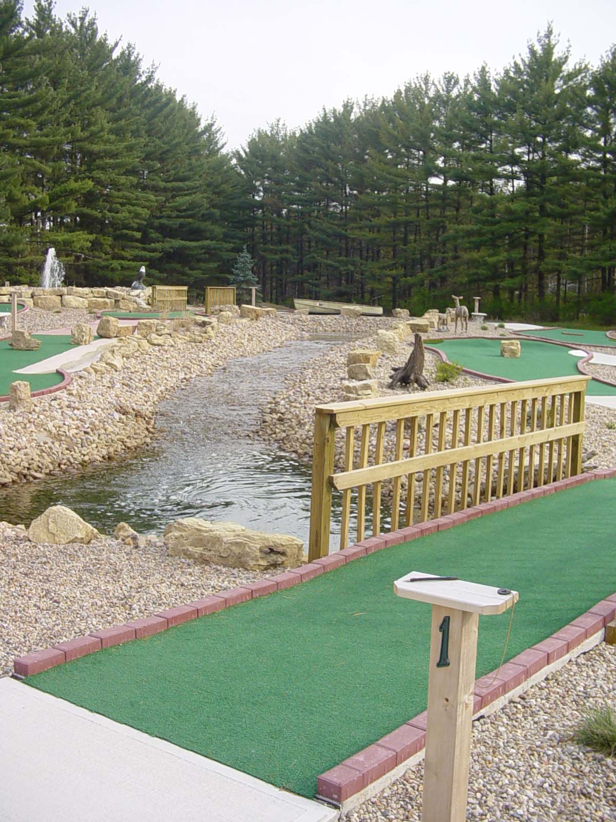 mini golf.jpg (241536 bytes)